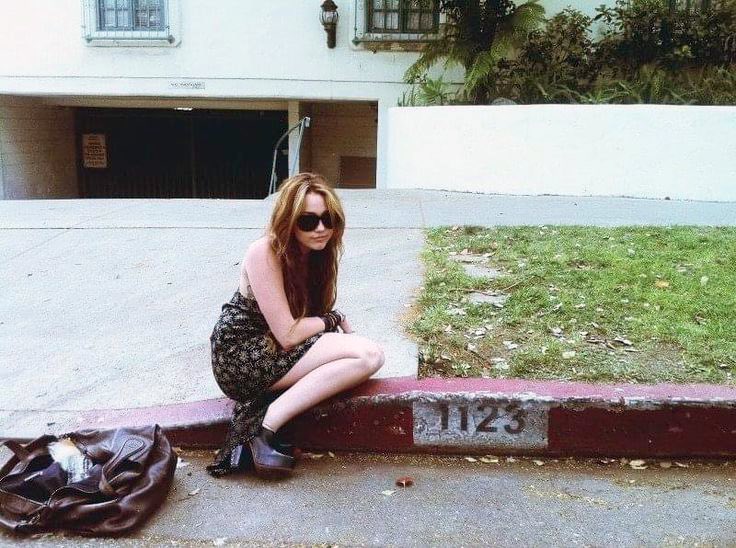 MileyUpdates's tweet image. 11/23, radiate love.