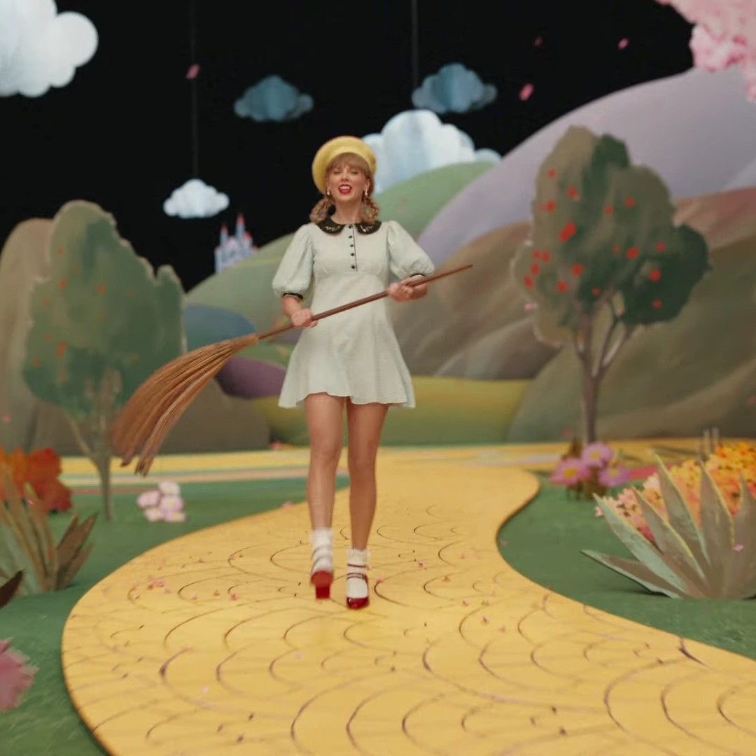 You guys. Taylor is dorothy for Wicked 2 🩷💚🧹 lmao