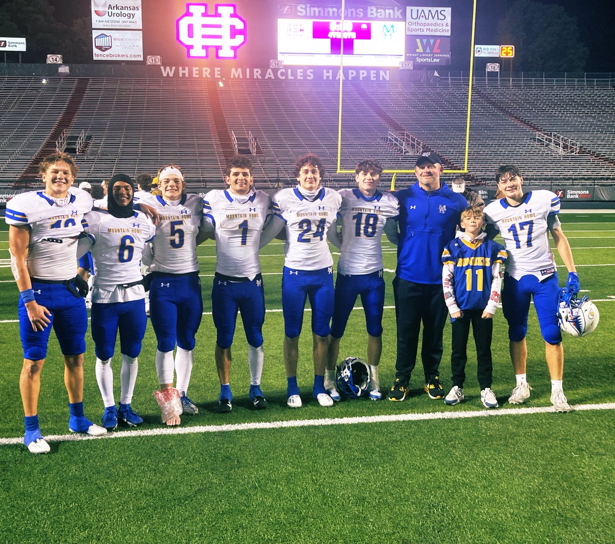 On to the 3rd round!! Super proud of my guys only giving up one score tonight. 42-14 Bombers get the W💪🏼🤡✈️! #RelentlessPursuit