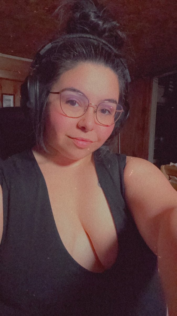 bwitchedcupcake's tweet photo. Hiiiii I’m live on twitch for the first time EVER! 💅😂 

https://t.co/tn2064aOes https://t.co/kV2VeQpIQc