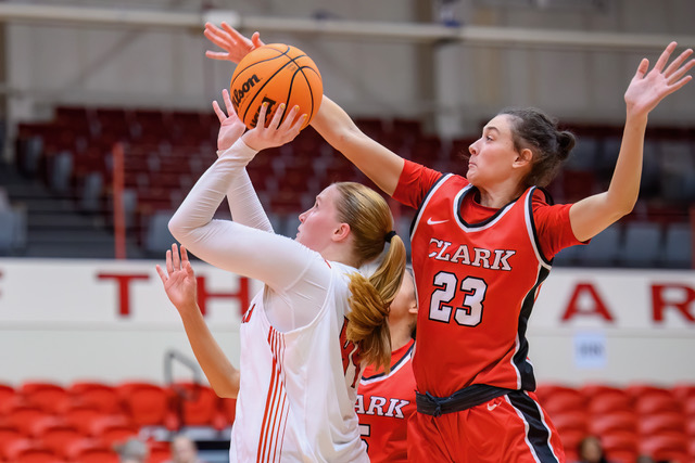 Balanced Offensive Attack Leads Women's Basketball Past Hartford

Points: Rios (19), Antwi (18), Faulise (14), Shipley (10)

Rebounds: Schatzabel (11), Three Tied (6)

Assists: Faulise (4), Rios (3)

Steals: Coleman (5), Drefs/Shipley (3)

📰 tinyurl.com/sv3yxh4p

#RollCougs