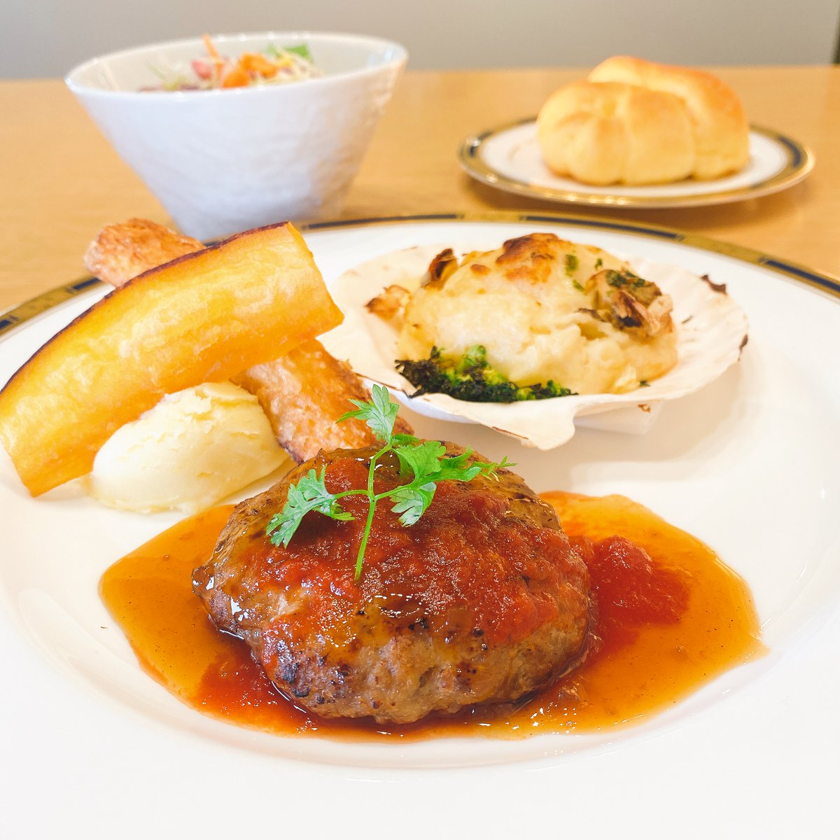 TOYOTA_AM's tweet photo. 【#シェフのこだわり旬ランチ】
#トヨタ博物館 のレストラン #AVIEW です🧑🍳
お肉とお魚の両方を一皿で味わうことができる、お得な12月・1月の限定ランチをご紹介します
・和牛入りハンバーグ 2種のトマト&トリュフ風味ソース
・帆立とマカロニのグラタン
レストラン詳細👉https://t.co/yWGwWcVF7S https://t.co/gP7YgB9dzM