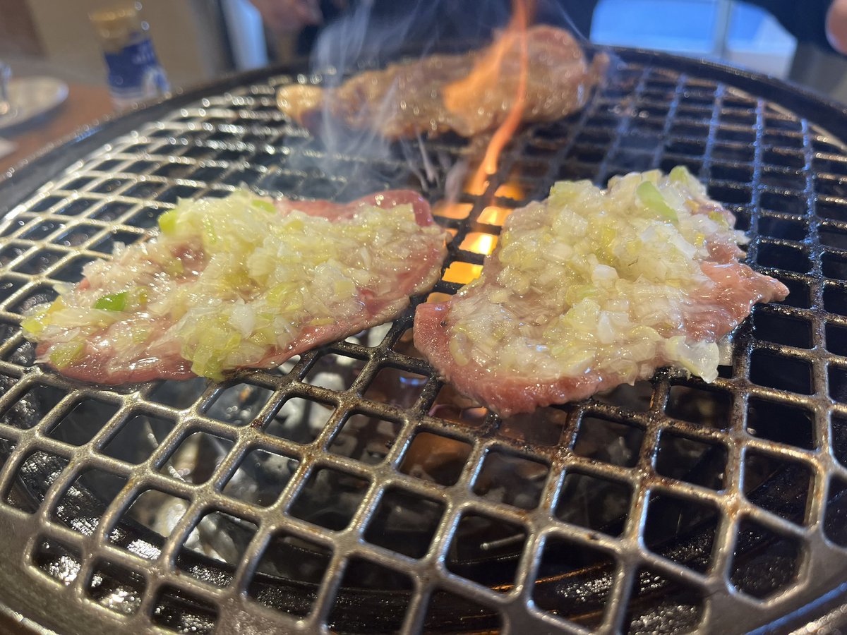 RaRa_RaRaRa___'s tweet photo. コラボメニューもネギまみれタンもいただきました〜
牡蠣ダレで食べるのめっちゃ美味かった！

エルぽき楽曲が流れてる中で食事できて楽しかった〜
Sprint Sky まで流れてたの最高！

 #エルぽき勝山 https://t.co/98IrbRsvCf
