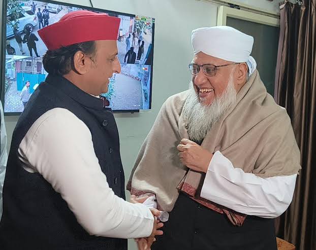 jpsin1's tweet photo. महाराष्ट्र में बीजेपी की बंपर जीत का सबसे बड़ा नायक मौलाना सज्जाद नोमानी है

 मौलाना सज्जाद नोमानी को बहुत-बहुत धन्यवाद इसने अकेले महाराष्ट्र के हिंदुओं को संगठित कर दिया 

जिस तरह से इसने अपनी 20 मांग रखी और खुलेआम कहा कि मेरी 20 मांगों को शरद पवार और कांग्रेस तथा उद्धव ठाकरे ने कहा है कि जब वह सत्ता में आएंगे तो पूरा करेंगे 

और खुद उद्धव ठाकरे और शरद पवार नाना पटोले ने कहा कि जब वह सत्ता में आएंगे तब मौलाना सज्जाद नोमानी के मांग को विचार करेंगे उससे महाराष्ट्र के हिंदू डर गए 

इसकी 20 मांगे क्या थी मैंने विस्तार से लिखी थी खुलेआम उसे 20 मांगों का जो मूल सार यही था कि हिंदुओं की नागरिकता खत्म कर दो हिंदुओं की सारी संपत्ति छीन कर मुसलमान को दे दो हिंदुओं को सरकारी नौकरी करने पर रोक लगा दो सिर्फ मुसलमान को सरकारी नौकरी दो सभी संसाधनों पर सिर्फ मुसलमान का हक होना चाहिए 

और उसके बाद भी अगर विपक्ष कहे कि मोदी EVM में सेटिंग करते हैं तो फिर विपक्ष हमेशा चुनाव हरता रहेगा

 विपक्ष को यह समझना होगा कि आप मुस्लिम तुष्टिकरण करके अब चुनाव नहीं जीत सकते क्योंकि अब सोशल मीडिया का दौर है सबके हाथ में स्मार्टफोन है