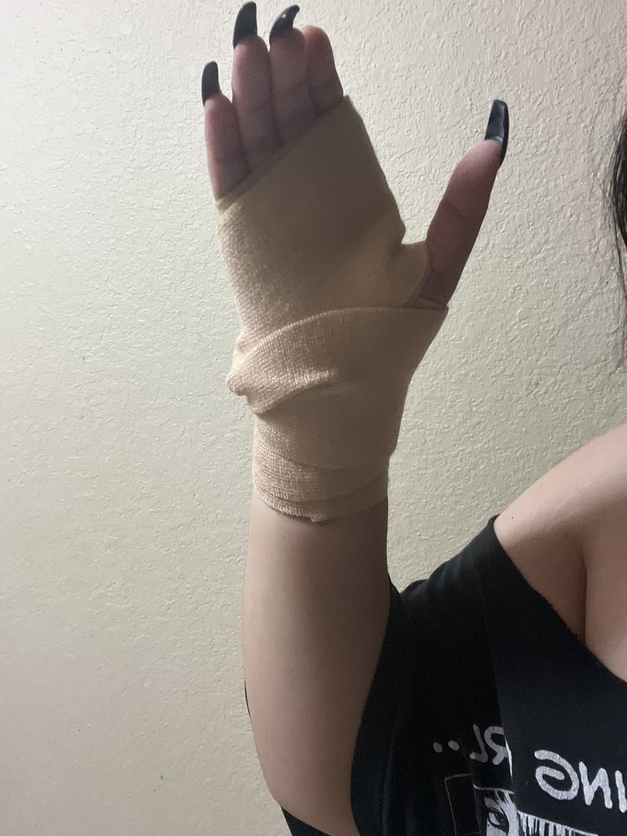 sanniezu's tweet photo. life update i sprained my hand but i look good https://t.co/SPd2PHWZ3G