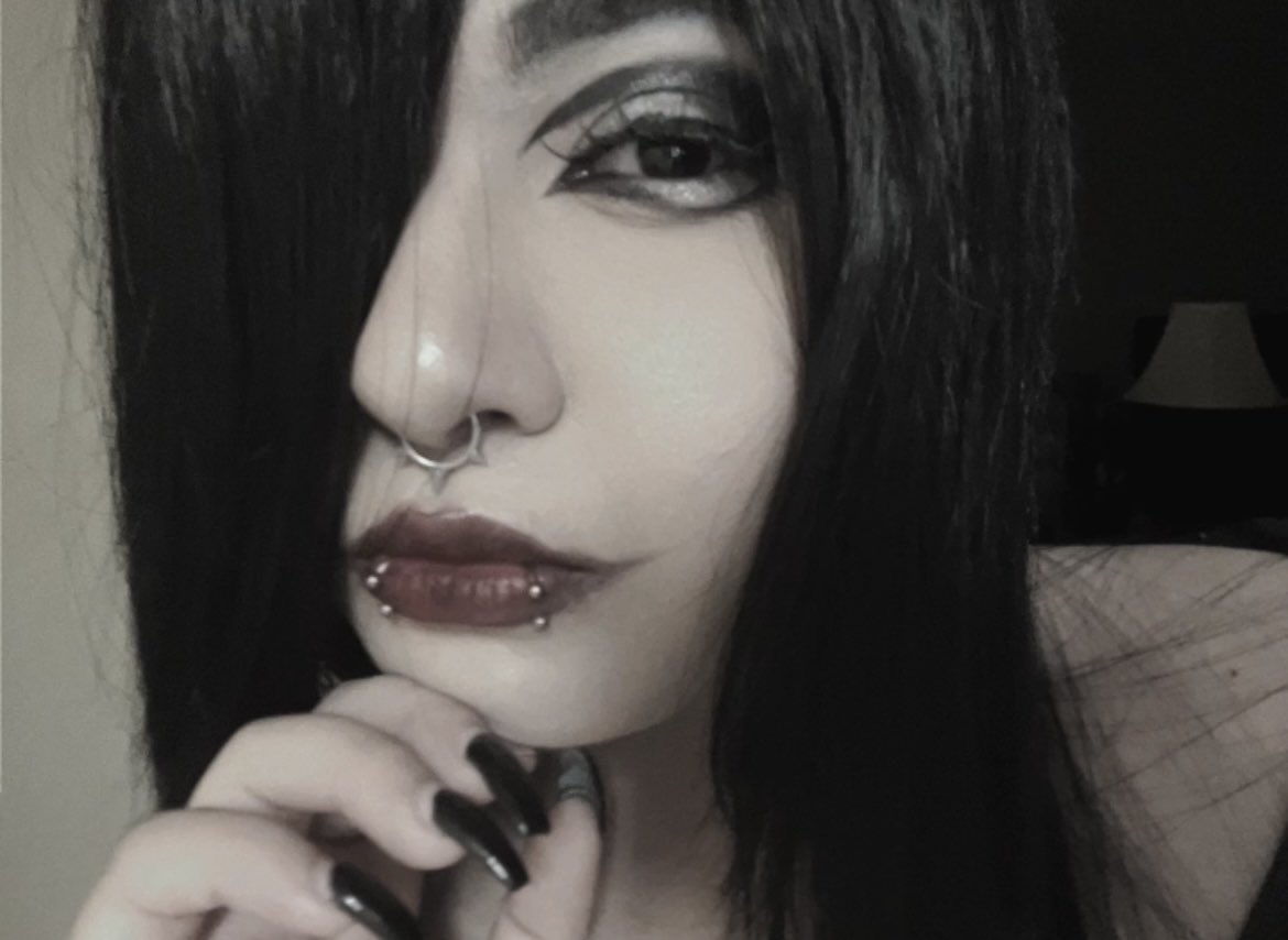 sanniezu's tweet photo. life update i sprained my hand but i look good https://t.co/SPd2PHWZ3G