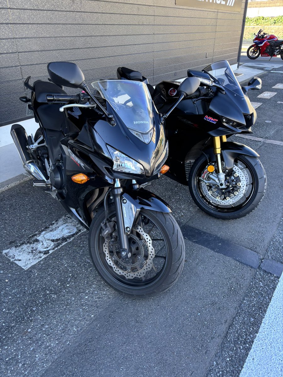 neko_434's tweet photo. バイク新車納車した〜。
ヾ(〃^∇^)ﾉ

前のバイク9年間ありがとう。
m(__)m

#バイク
#納車
#新車
#CBR1000rr-rSP https://t.co/Y3UOY4ixD1
