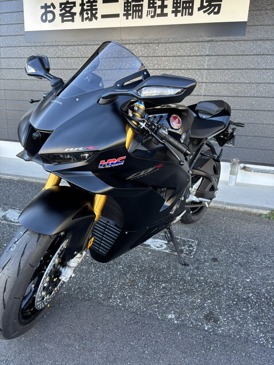 neko_434's tweet photo. バイク新車納車した〜。
ヾ(〃^∇^)ﾉ

前のバイク9年間ありがとう。
m(__)m

#バイク
#納車
#新車
#CBR1000rr-rSP https://t.co/Y3UOY4ixD1