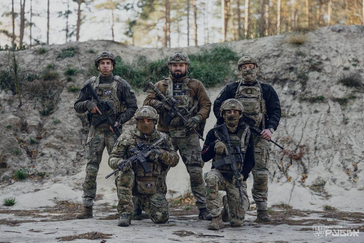 DefenceU's tweet photo. Together, we are unbreakable. 🇺🇦💪

📷: Rubizh Brigade https://t.co/hPX6AbBILW