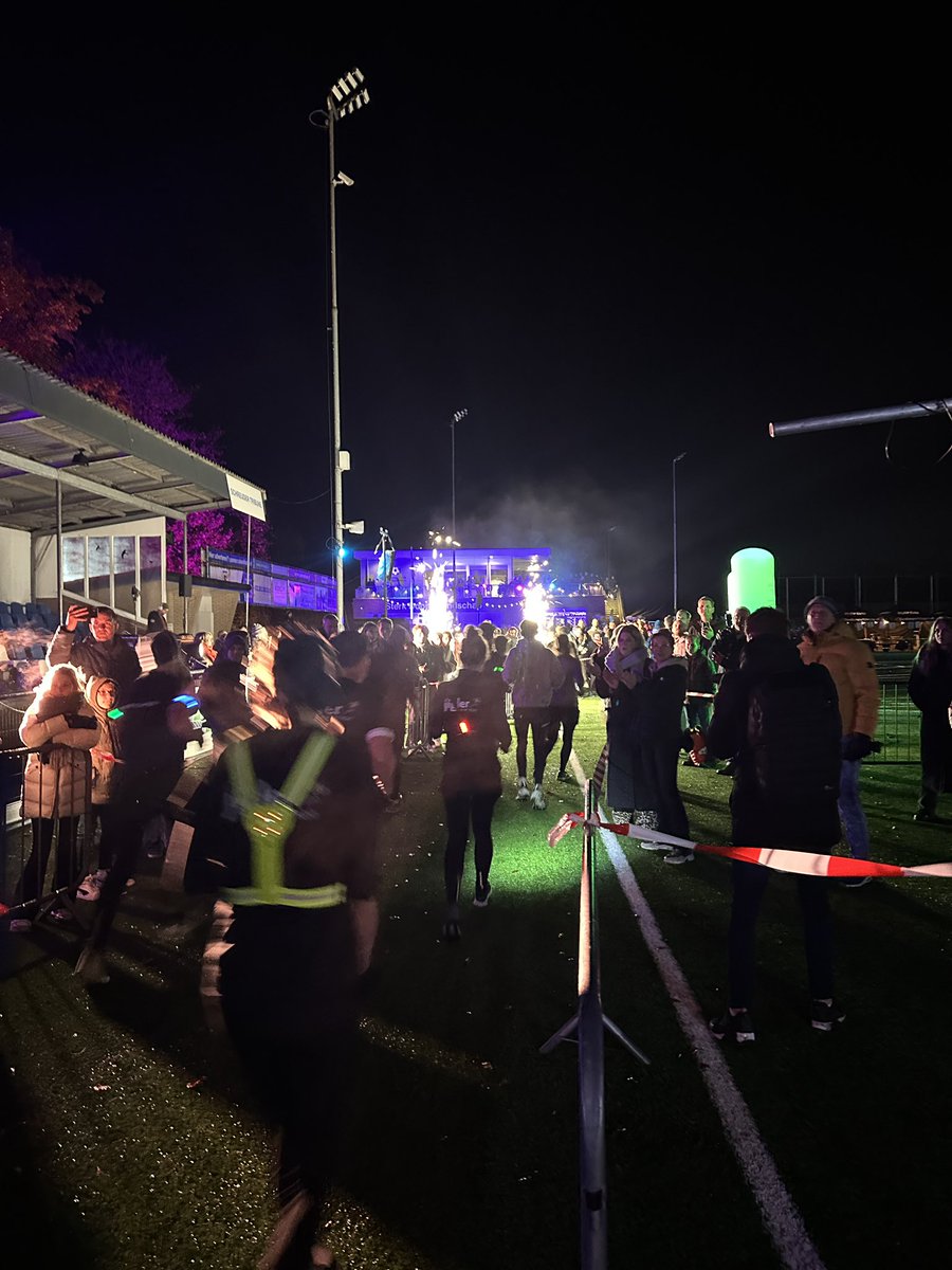 MijntjePluimers's tweet photo. Een eer t ‘startschot’ te mogen geven: 9e editie #RunbyNight Wat een geweldig sportief evenement! Goede sfeer, top organisatie, veel energie! Bijna een verdubbeling vh aantal deelnemers (1100). Dank aan #Jigler initiatief en organisatie @SDVBarneveld voor gastvrijheid en hulp! https://t.co/ei0aEFkUQV