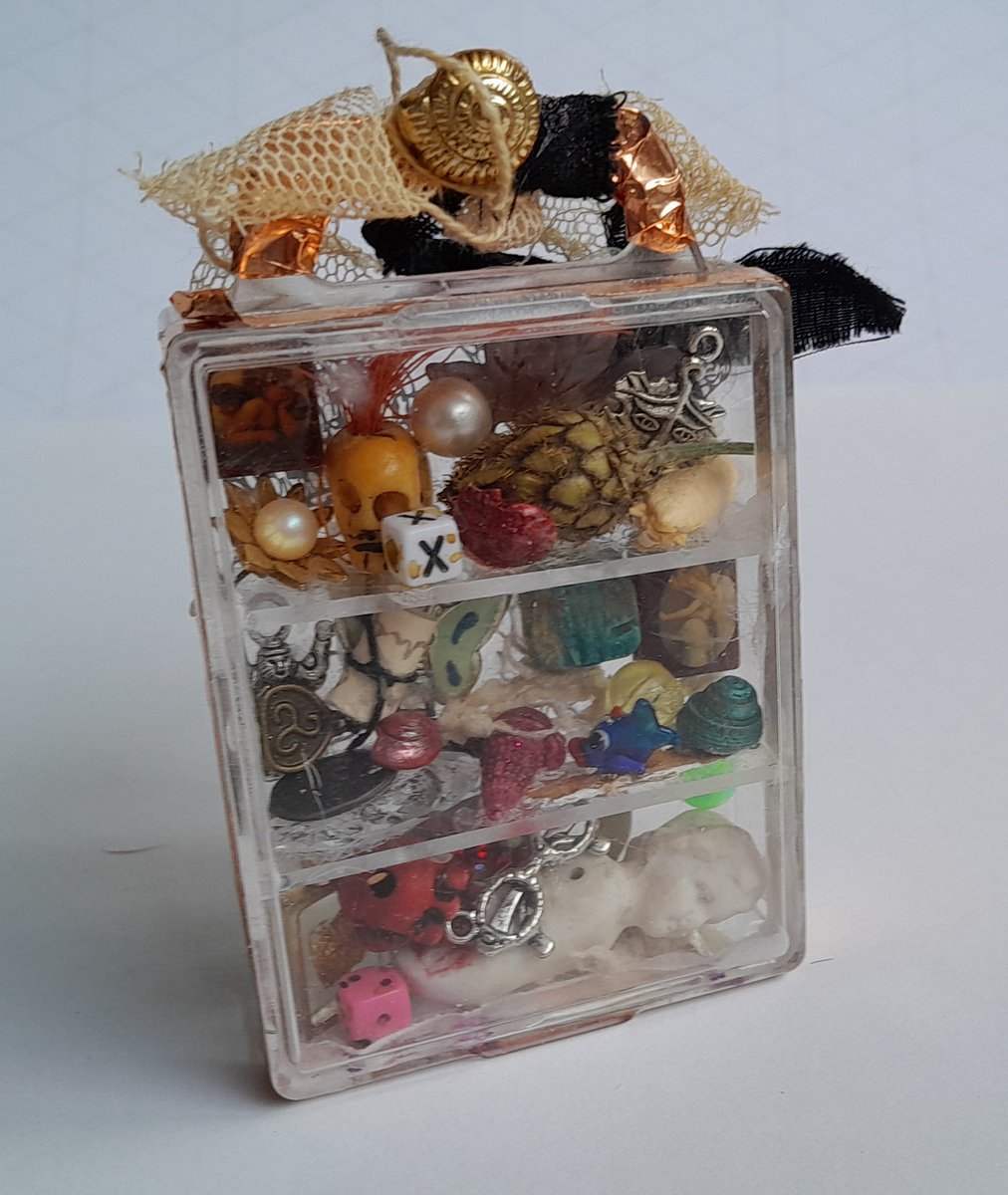 collectconnect4's tweet photo. Francesca Albini's cabinet of curiosity is a feast for the eyes and imagination, full of hidden imagery and long forgotten memories. We welcome Diya Sengupta to the Sets, Series and Ensembles exhibition today, read her poem at https://t.co/G2926cyeIT @frandocent #publicart #art https://t.co/ZkrpZNVfHK