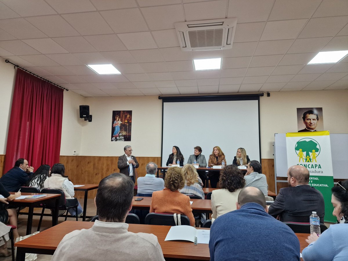 📢 Nuestra Presidente, en las Asambleas de Badajoz, Cáceres y Extremadura junto a la Secretaria General de Educación,  presidenta del Consejo Escolar de Extremadura y Tatiana, presidenta de Concapa Extremadura. 
Seguimos trabajando 💪 y participando. 
🔊 Salesianos Merida GRACIAS