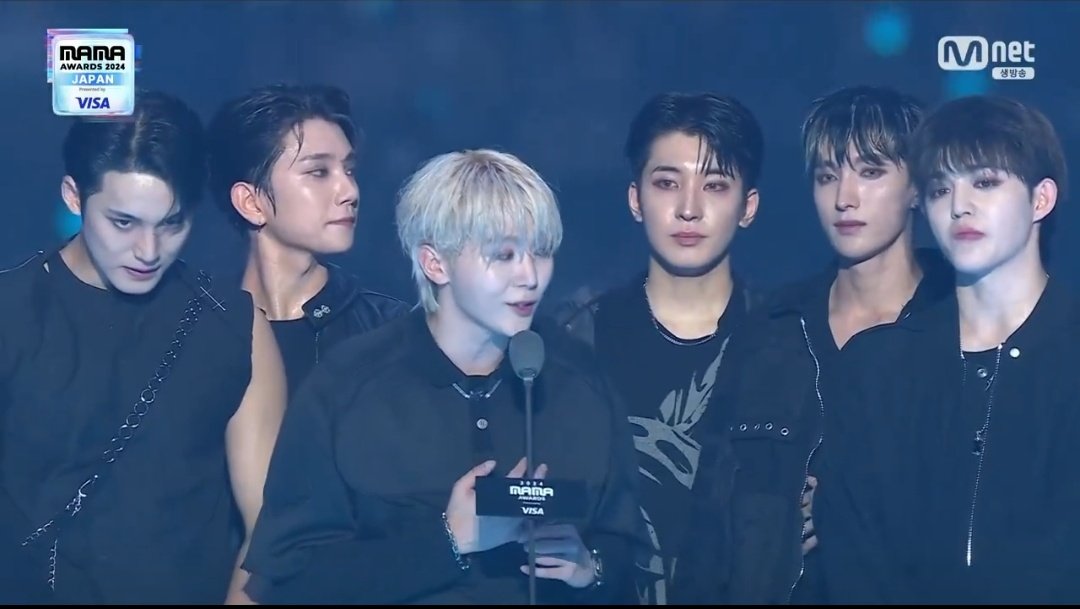 17CARATS_INA's tweet photo. [#TRANS] Speech #SEVENTEEN member untuk penghargaan '2024 MAMA Album of the Year' 

🍊: Terima kasih banyak, setelah tahun lalu, kami kembali dianugerahi album tahun ini di Mama. Carats, terima kasih banyak!!!! 
🍊: Aku tidak menyangka akan merasa segembira ini, tetapi kami menerima penghargaan ini kemudian para member berpelukan/mendekap erat dan rasanya seperti terbayar lunas atas semua waktu tahun ini di mana aku bekerja keras dengan para memberku, jadi aku sangat senang. 
🍊: Ah, kami juga tampil keren hari ini, jadi kami mungkin tidak bisa membawakan lagu yang mendapat respons bagus, tetapi kami mendapat penghargaan besar untuk lagu kami 'God of Music', bisakah kamu menyanyikannya sekali bersama kami? Kung chi pak chi! Terima kasih!

#세븐틴의_세븐틴스헤븐_올해의앨범상
#SVT_MAMA_AlbumOfTheYearDAESANG @pledis_17