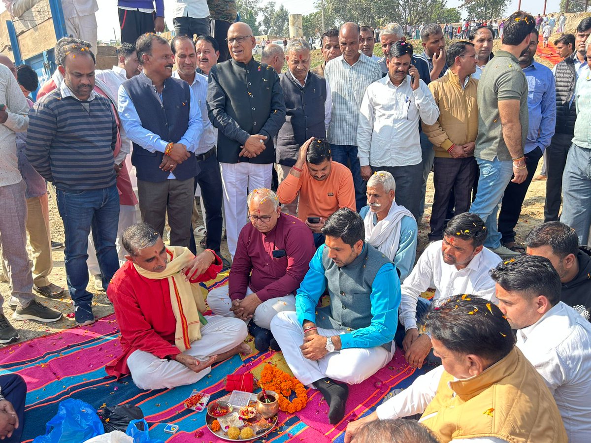 mpalwar's tweet photo. नगर परिषद क्षेत्र के वार्ड नंबर 01 एवं 35 में स्थित सेसाड़ा मोक्ष धाम में इंटरलॉकिंग पाथवे प्रोटक्शन वॉल के निर्माण व सिंगल फेज बोरिंग के कार्य के शिलान्यास में विशिष्ट अतिथि के रूप में सम्मिलित हुआ। इसके उपरान्त नगर परिषद के नवीनीकरण की भी शुरुआत हुई।
#behror
#Mpalwar https://t.co/QWBpx49VAe