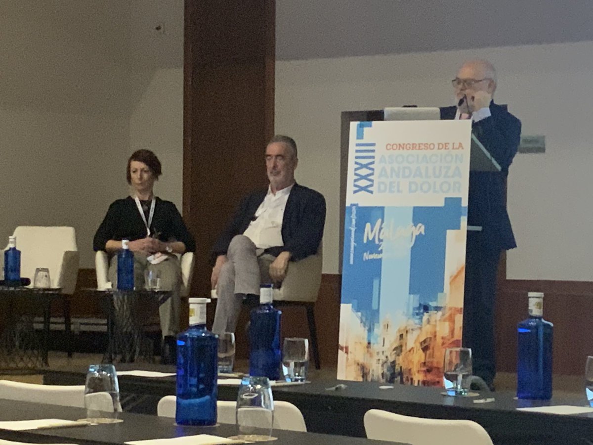 Silenciar el fuego invisible, ¿qué novedades hay en tratamientos tradicionales y en nutrición para el tratamiento del dolor? En #XXXIIICongresoAAD, con los doctores <a href="/CobosRomana/">Rafael Cobos Romana</a> e <a href="/VelazquezIg/">Ignacio Velázquez</a> de ponentes y la Dra. Milagros Rivera Pérez de moderadora.