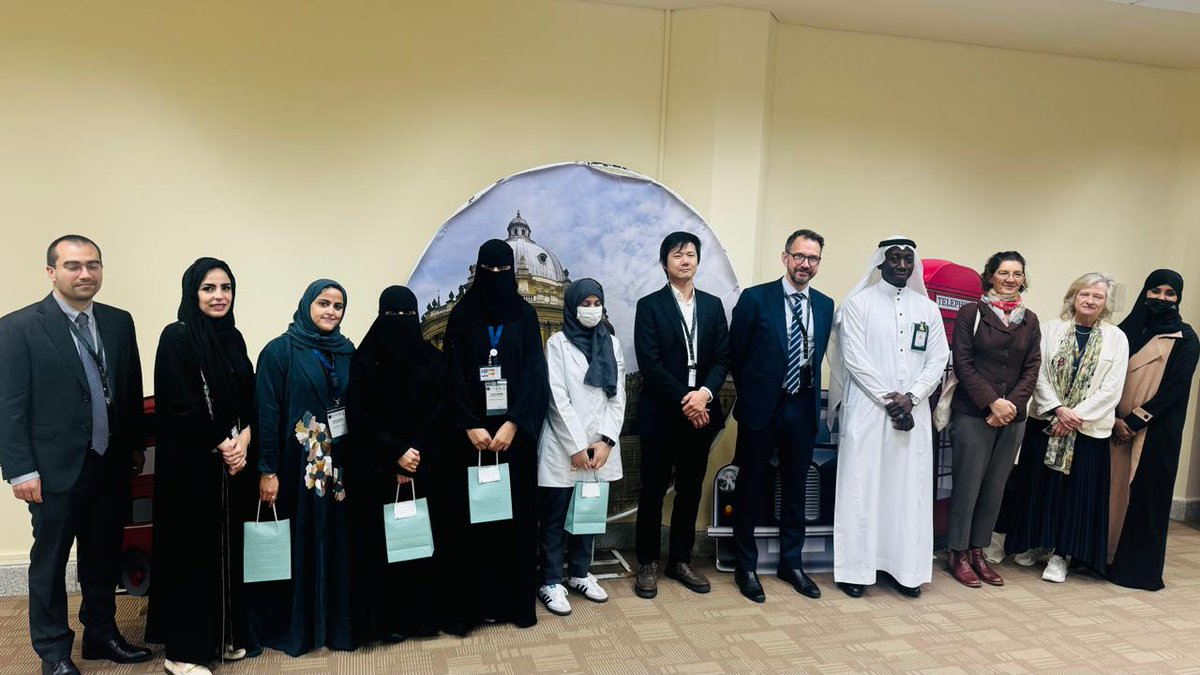 ضمن فقرات البرنامج والزيارة تم تتويج الفائزين في البرنامج الطلابي الصيفي، حيث حصل على المركز الأول:
افنان باطويل، عايشة غزاوي، منار بادريق، رهف السلمي، زينب الناصر.
عن بحث بعنوان:
From Mutation to Medication: AI driven compound selection for targeting mutated CCR4 protein.