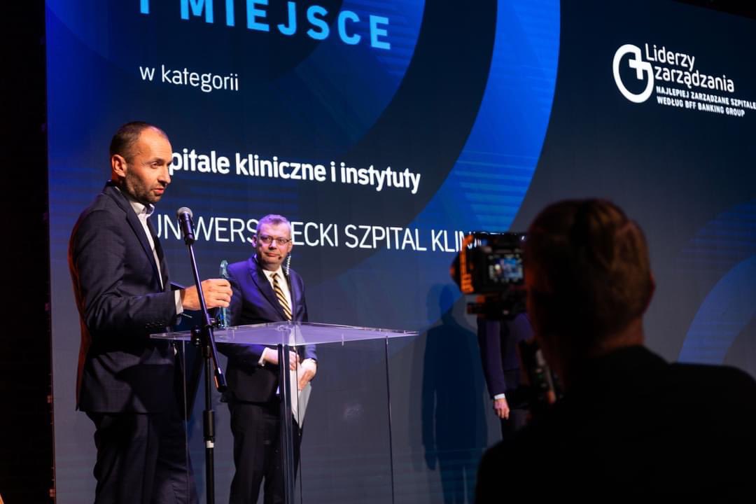 USK_Poznan's tweet photo. „Liderzy Zarządzania – najlepiej zarządzane szpitale publiczne według BFF Banking Group” 
Za-ca Dyrektora ds. Ekonomicznych Stanisław Szczepaniak odebrał nagrodę za zajęcie 1 miejsca w kategorii najlepiej Zarządzane Szpitale Kliniczne i Instytuty ! https://t.co/bAfeVGX7ed