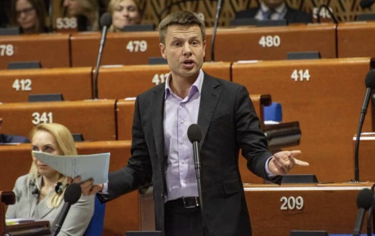 ricwe123's tweet photo. In May 2014 Oleksiy Goncharenko, took part in the Odessa massacre, where 46 people were burned alive.

He was later elected to the Parliamentary Assembly of the Council of Europe.

These are the so-called "democrats" supported by the West.

See Ursula von der Leyen smiling.... https://t.co/aorYX3tZc6
