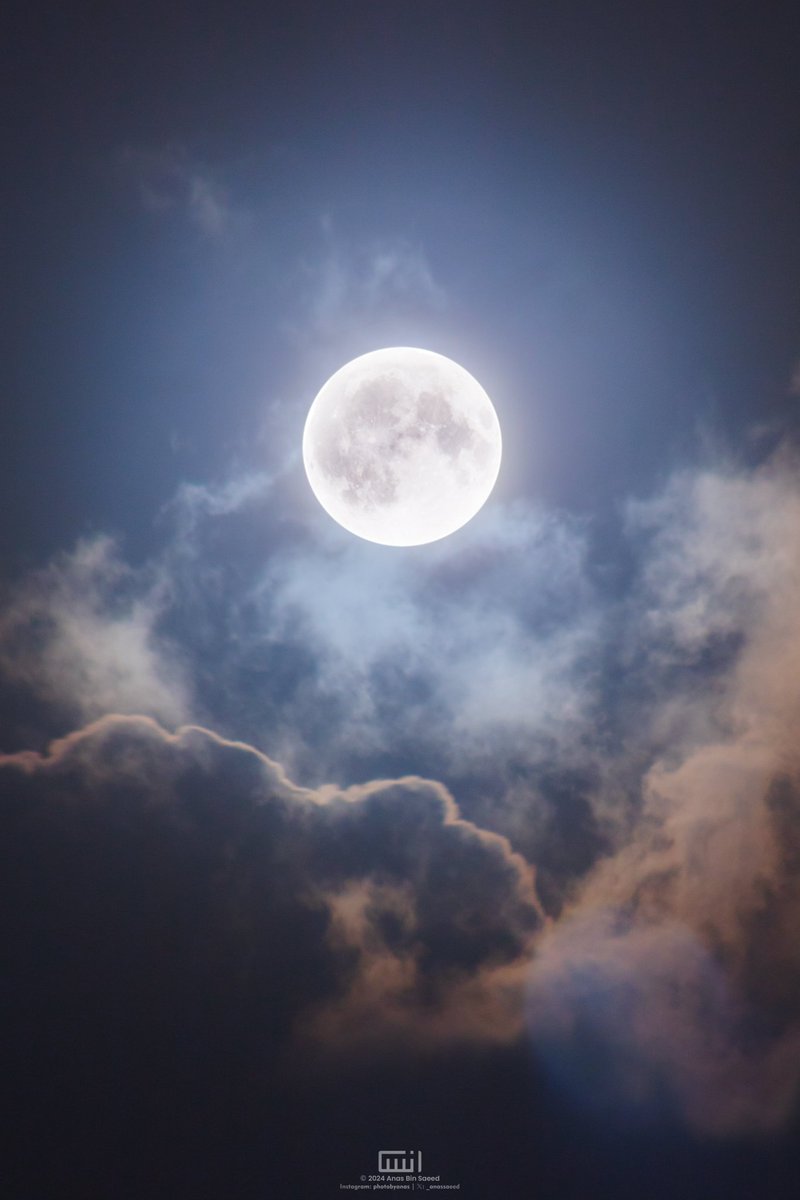 _anassaeed's tweet photo. when the Super Blue Moon peaked in the night sky ! https://t.co/WKx7zefnIA