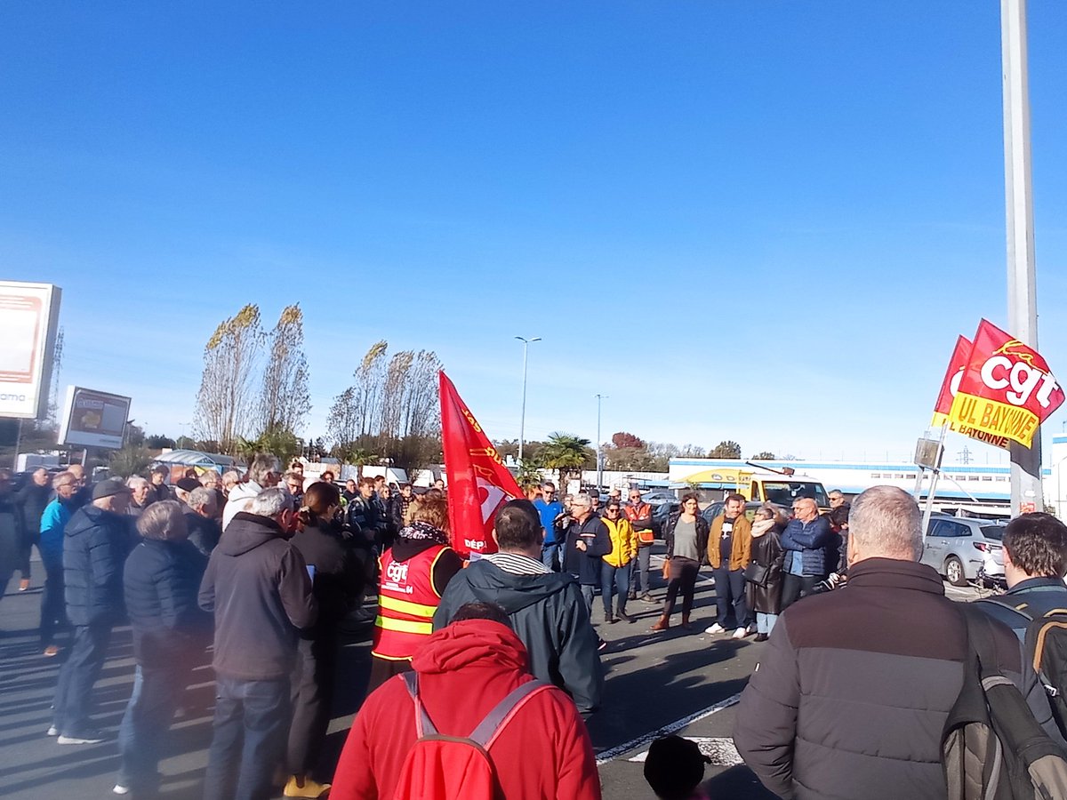 JulienDelion's tweet photo. @castorama_fr responsable de comportements à tendance sexiste, harcèlement de salariés.

#Casto #Anglet condamné !

110 camarades @lacgtcommunique réunis devant l'enseigne de bricolage pour défendre les agents et faire cesser ces agissements.

Soutien du député @PeioDUFAU ! https://t.co/jroNkCxVVG