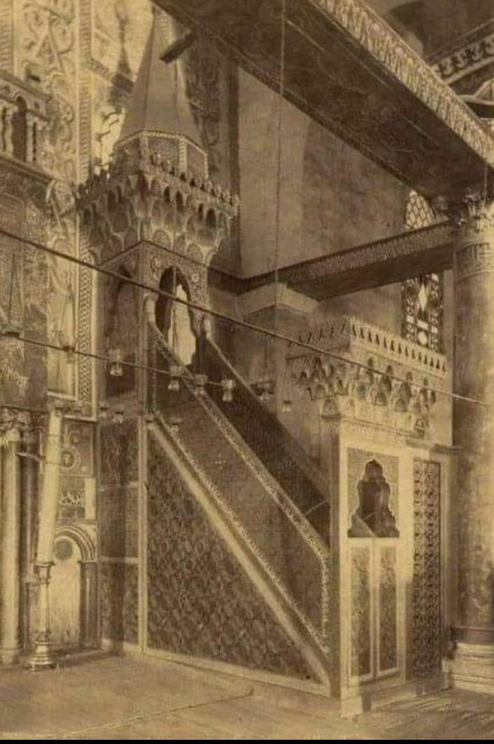 اخروٹ کی لکڑی کا یہ منبر نور الدین زنگی نے بہت شوق سے بیت المقدس کیلئے تیار کروایا تھا لیکن بیت المقدس فتح کرنے سے پہلے ان کا انتقال ہوگیا. اسکے بعد اس بڑھئی نے اسکو بیت المقدس کے لیے ہی سنبھال کر رکھا
اس کے 20 سال بعد صلاح الدین ایوبی نے بیت المقدس فتح کیا اور اس منبر کو بیت