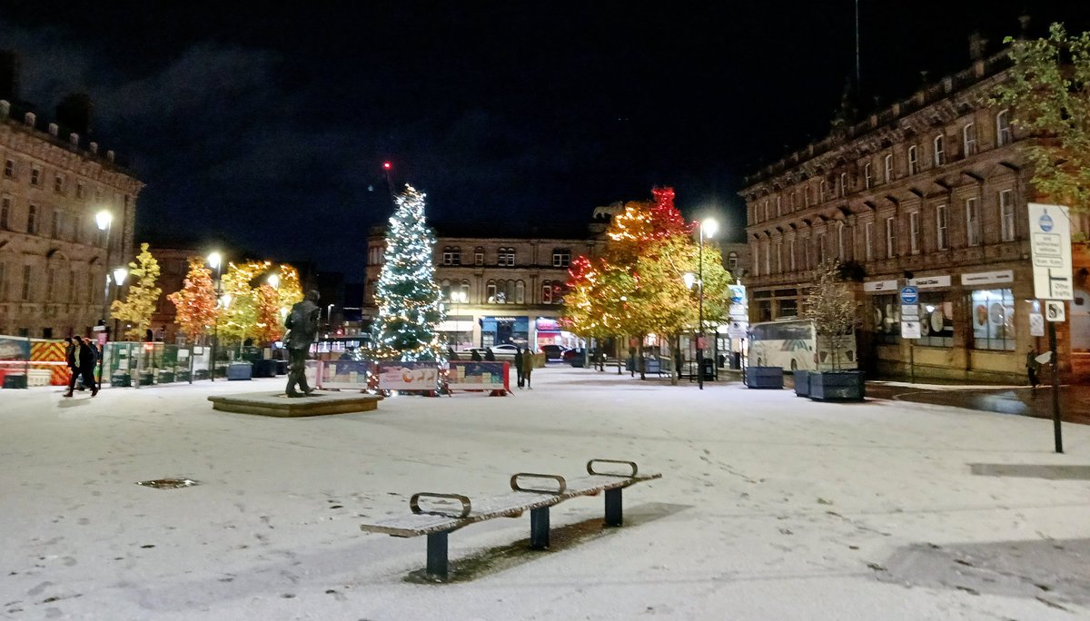 Matthew122333's tweet photo. End of a cold week in West Yorkshire. Coldest autumn spell I've recorded 🥶

3 snowfalls. 5" total + a mean temp of just -0.7C up until now ❄️ https://t.co/bgxcEAF9EQ