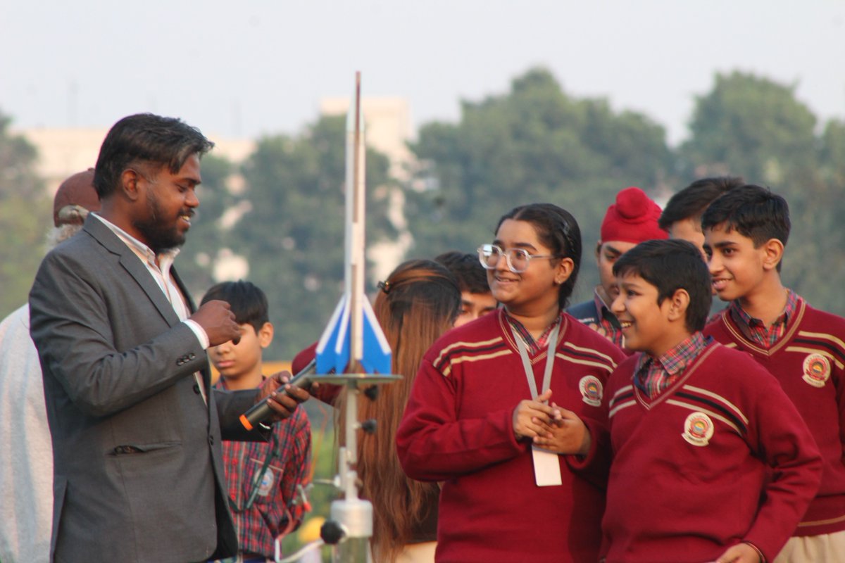 PSCST_GoP's tweet photo. @PSCST_GOP & @SPSPTI5 hosted illuminating #RocketMaking & Launching Workshop at the #FestivalOfScience. The science behind rocketry sparked curiosity in students igniting their interest to pursue careers in #SpaceScience. #SpaceExploration
#NCSTC @IndiaDST @CsPunjab https://t.co/CorXn0DPoQ