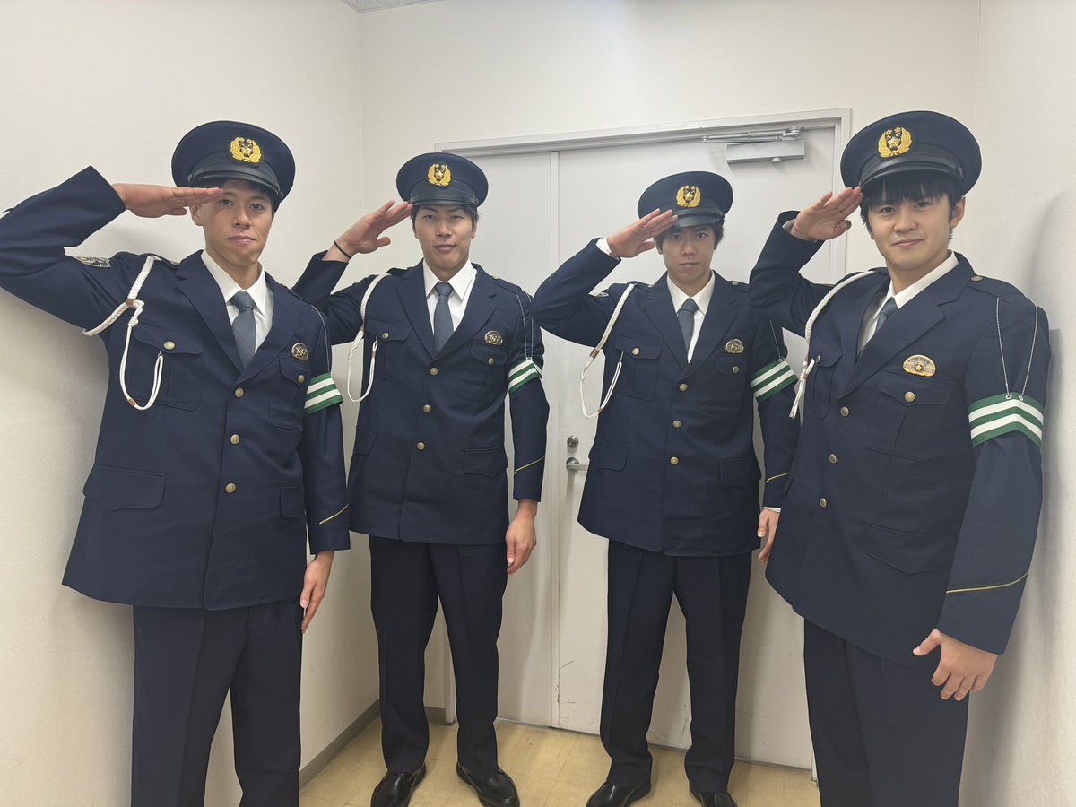 OSAKA__BLUTEON's tweet photo. 🔵ブルテオン情報🔵
本日はくずはモール前にある「ハピネスパーク KUZUHA グラススクエア」で行われた
『年末の交通事故防止運動キャンペーン』に #清水邦広 選手、#富田将馬 選手、#仲本賢優 選手、#中村駿介 選手が出席🫡
大阪ブルテオンが安全広報隊に任命され、交通安全について再確認しました✨✨
寒い中お越しいただきありがとうございました🙌✨
#大阪ブルテオン
#OSAKABLUTEON