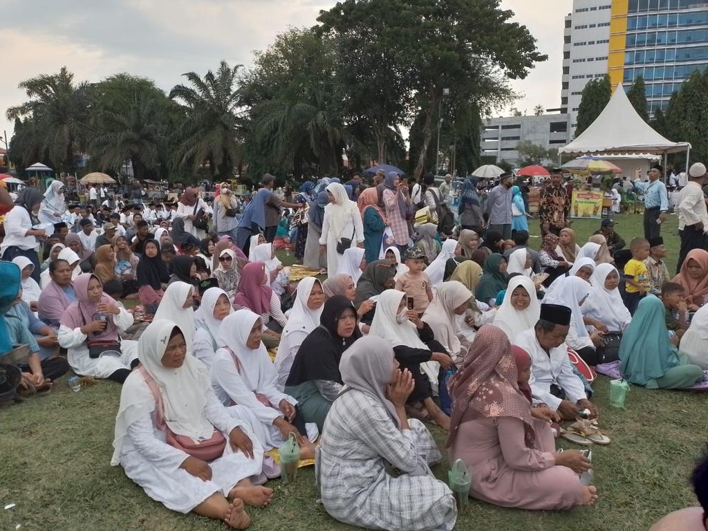 dpwprimajateng's tweet photo. Menutup serangkaian proses acara kampanye cagub jateng 02 @luthfiyasinofc, ribuan orang hadiri doa bersama kiyai untuk Jawa Tengah di Lapangan Pancasila Simpang Lima Semarang (23/11). #Lutfi #Yasin #tetaPRIMA #MenangkanPancasila @prabowo @agusjabo333 @prima_or_id @Gerindra https://t.co/D9MrL4qBcn