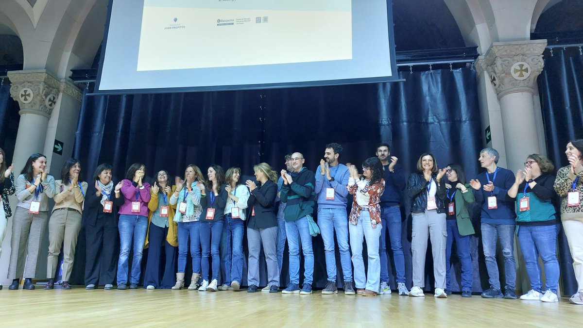 XXXIV Premi Joan Profitós d'Assaig Pedagògic a l'obra "Què es cola a l'escola?" elaborat per un equip de 40 educadors/es liderat per l'Anna Rigat. #jornadasummem #educació #formació <a href="/texteducacio/">Text</a>