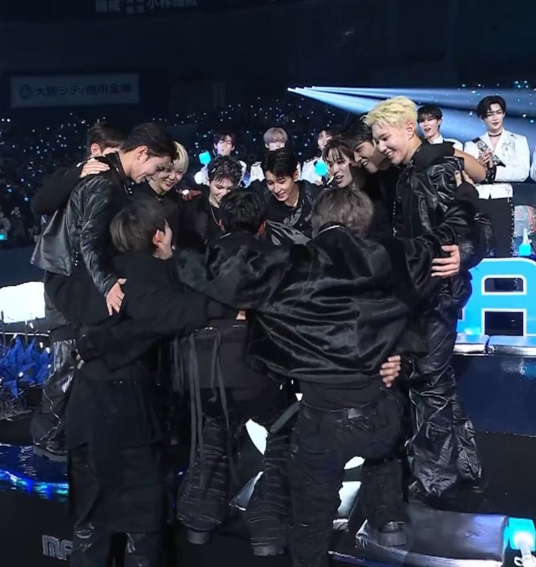 mauirang's tweet photo. all i know is, i am a fan of a daesang winners. 💜🩵🩷

i am beyond proud of you my 20, you guys worked so hard, thank you for your music and being strong with us, let's win these trophies again next year!! 😭❤️ https://t.co/qW5l2KJlug