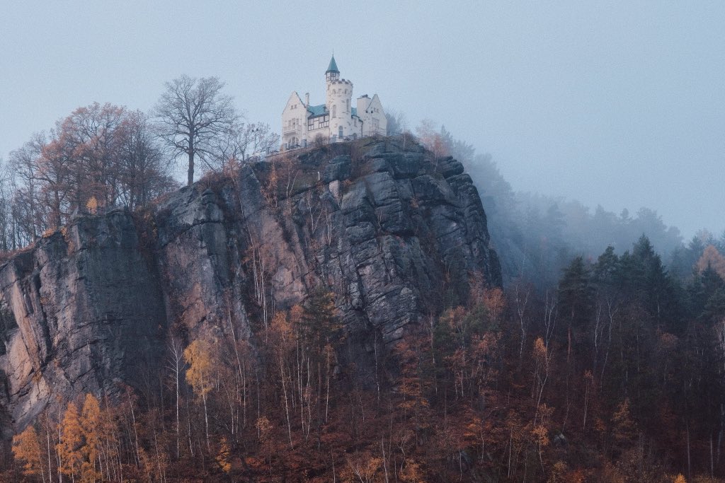 RedkiwiH's tweet photo. As the sunlight peaks out from behind the clouds, I captured this moment in time #photograghy #děčín #czechrepublic #outdoors https://t.co/dCWxPBrkzP