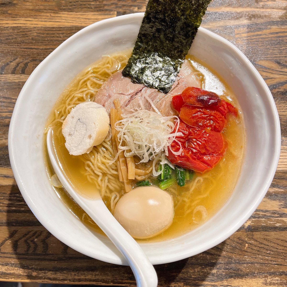negitoro_27's tweet photo. 【RAMEN CiQUE】東京都杉並区阿佐ヶ谷南
・塩ラーメン＋焼きトマト・味玉

［スープ］鶏ガラ×野菜×昆布×魚介
［麺］細麺ちぢれ
［具材］チャーシュー・味玉・焼きトマト・麩・メンマ・ほうれん草・海苔・白髪ネギ

https://t.co/TK288mKgwk

#RAMENCiQUE #ラーメン #らーめん #拉麺 #ramen #noodles https://t.co/9zsuPGVCj8