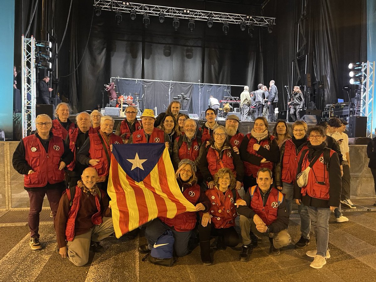 VoluntarisR's tweet photo. També hi vam ser ❤️
#concertdepais #PaísValencià💜 https://t.co/kh8k4pPK8w