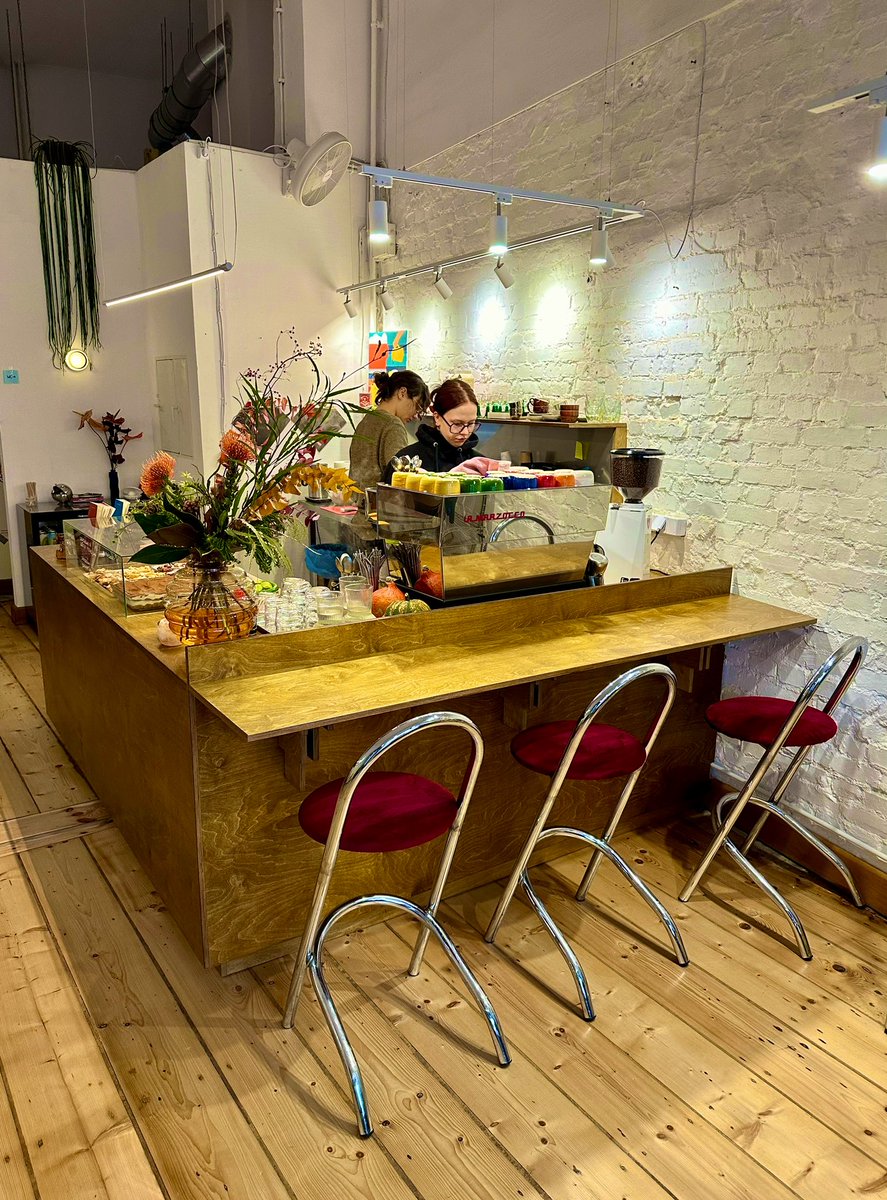 albertoz1st's tweet photo. Wnętrze w najlepszym hipsterskim stylu. Klasyczny ekspres, miła obsługa, smaczny przelew. Słodkiego nie jadłem ponieważ byłem rano z Anią i wybrałem śniadanko. Wyśmienite egg dropy. Warto 😋👌🏻
—
Kawiarnia Okruszki przy ul.Zwierzynieckiej w #Poznań 
#chasingcoffee #wpogonizakawą https://t.co/nbVQ9OpCgu