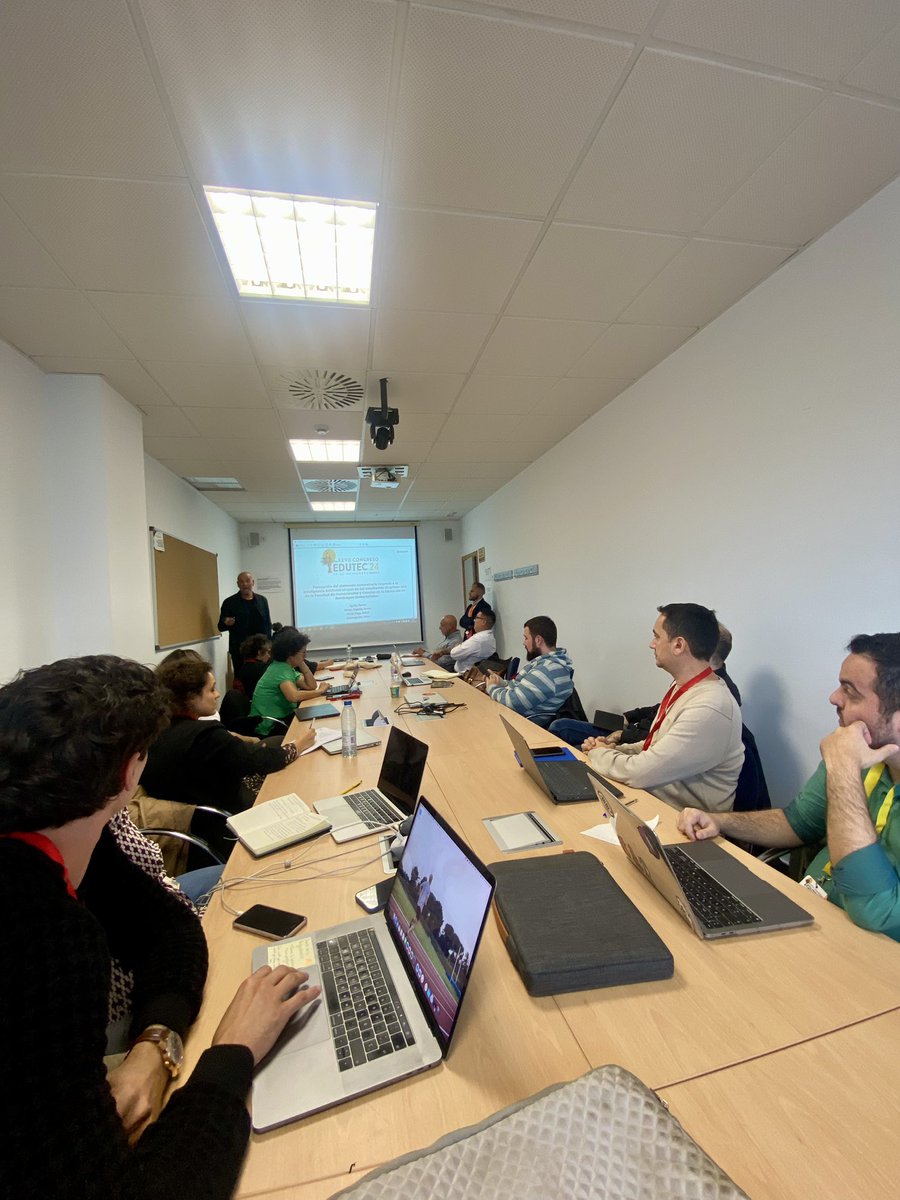 LauraFdezRgo's tweet image. 🤩Algunos de los mejores momentos del Congreso @edutec_24. Encantada de formar parte de este espacio de aprendizajes, de reencuentros y de nuevos compañeros de investigación sobre #educación y #tecnología. ¡Deseando el próximo🔜!