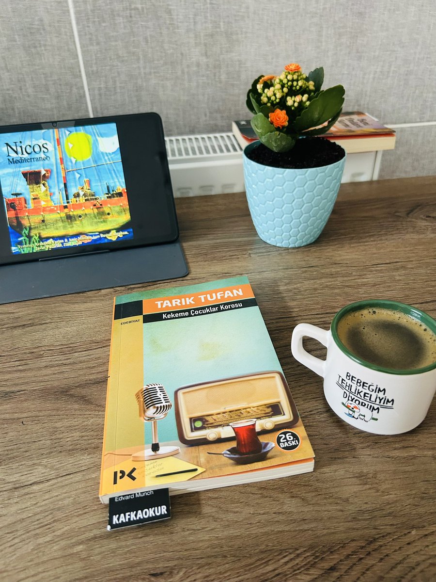 “Serseri yürüyüşlere bırakırsınız bazen kendinizi. Ahenkli adımlarla başlar kaçışlarınız. Hangi sokağa girseniz bitti dediğiniz eski bir sayfanın satırlarında bulursunuz kendinizi. Dünde kaldı dediğiniz ne varsa, döndüğünüz her köşe başında karşınıza çıkar.” 🧡🍂