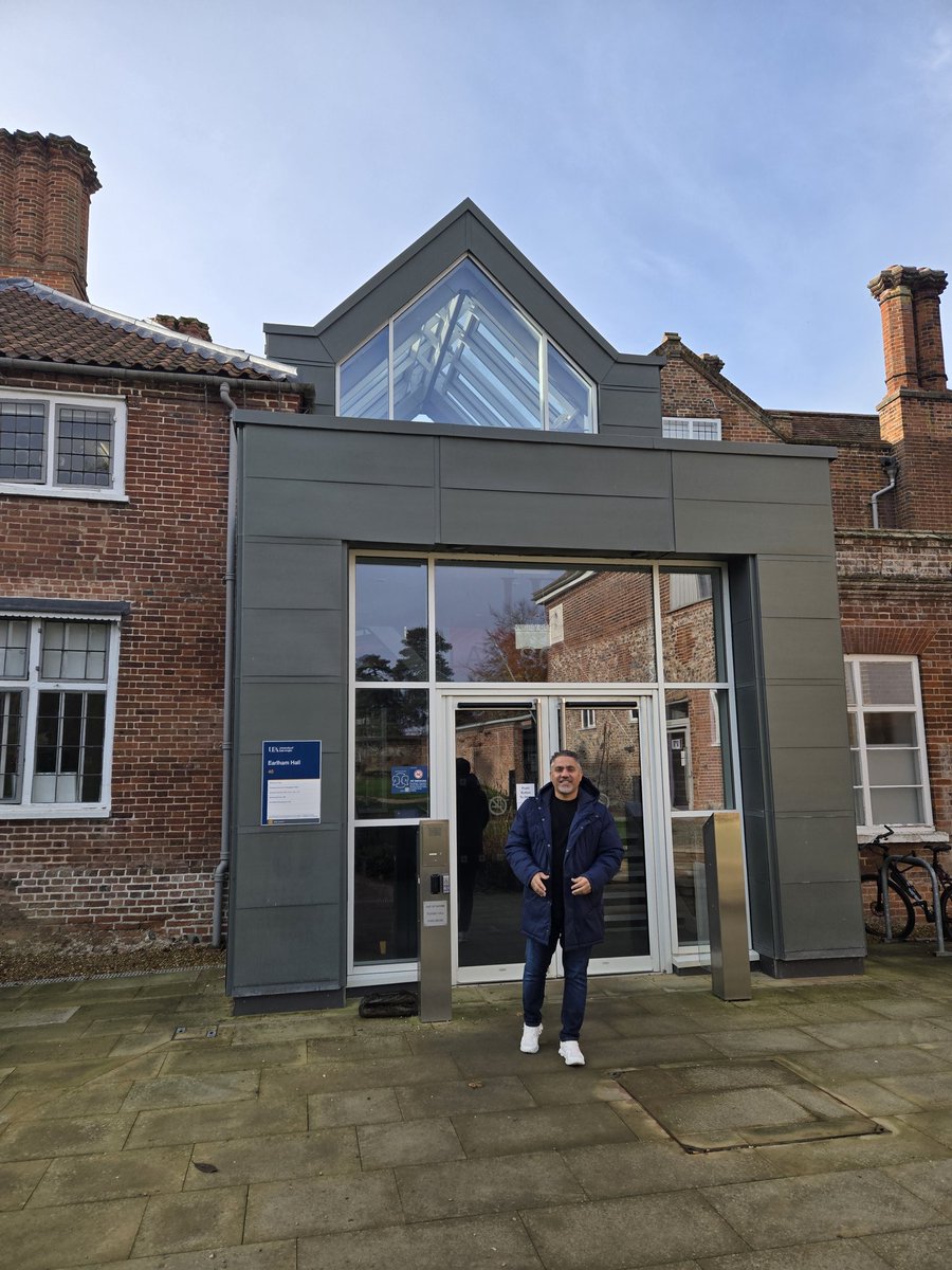 بعد أسبوع حافل بالمشاركة في أسبوع دبي للتحكيم، يسعدني العودة إلى جامعة إيست أنجليا لتدريس مادة "القانون الإسلامي والتحكيم التجاري الدولي". 
التدريس في جامعة إيست أنجليا دائمًا تجربة مجزية ومميزة، حيث تتيح لي هذه التجربة فرصة رؤية العالم القانوني من منظور جديد ومشاركة معرفتي