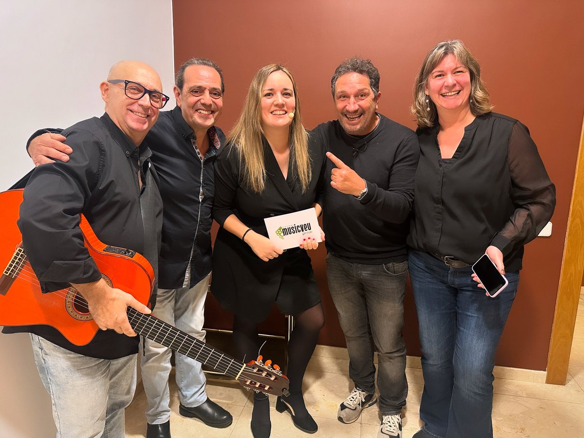 El Rafalito Salazar, el Joan dels Manolos, l'Eusebio Sacristán, l'Anna Romeu i una servidora. Uns acompanyants de luxe per presentar la 11a edició del Festival Solidari Musicveu de la <a href="/FundacioPinnae/">Fundació Pinnae</a> 💫

#dreamteam