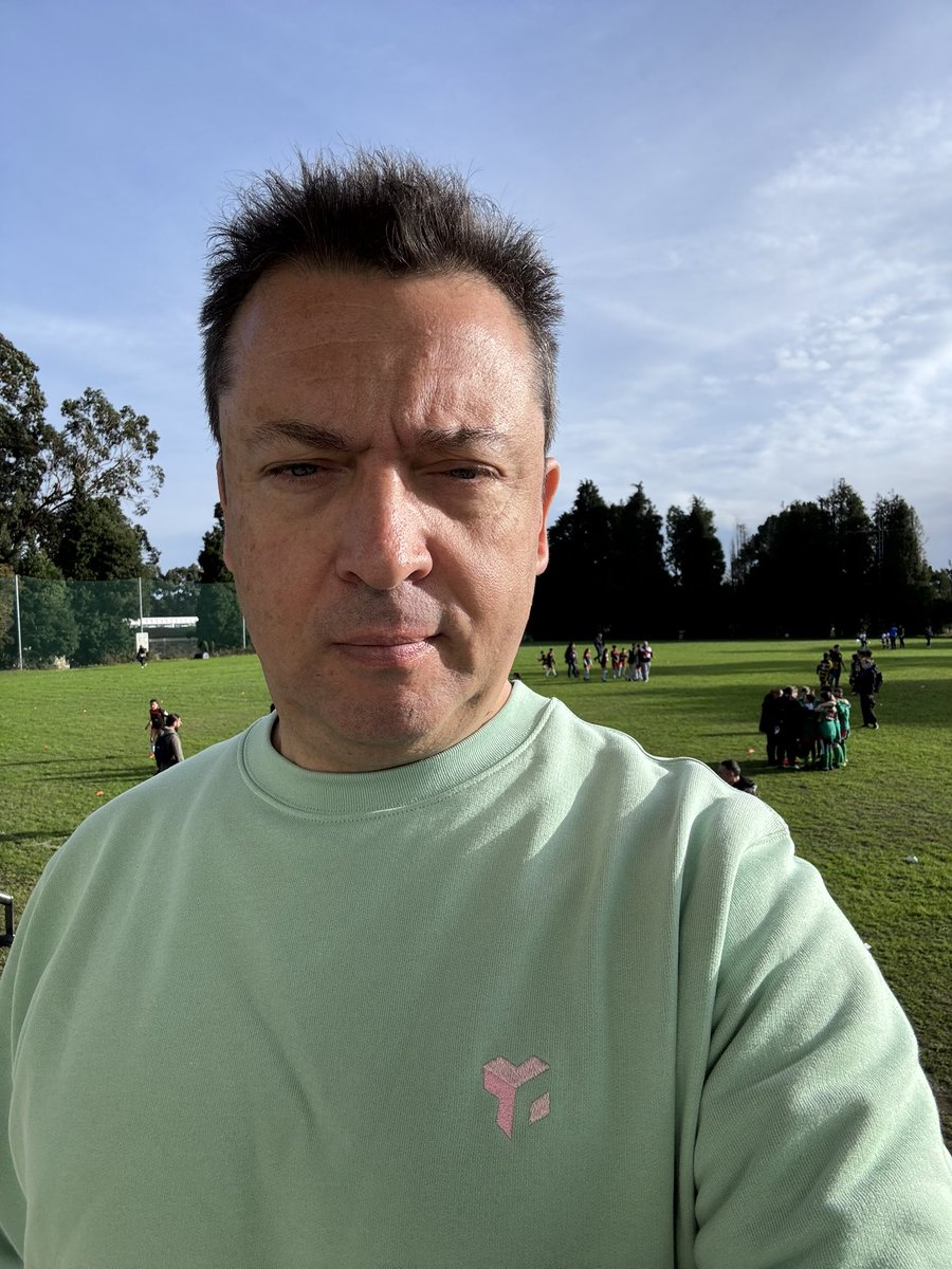 odrasile's tweet photo. Día de #rugby en #lacoru
No se me ocurre mejor sudadera para visitar esta ciudad 😁
#TRG25 https://t.co/OeTmi1VGNO