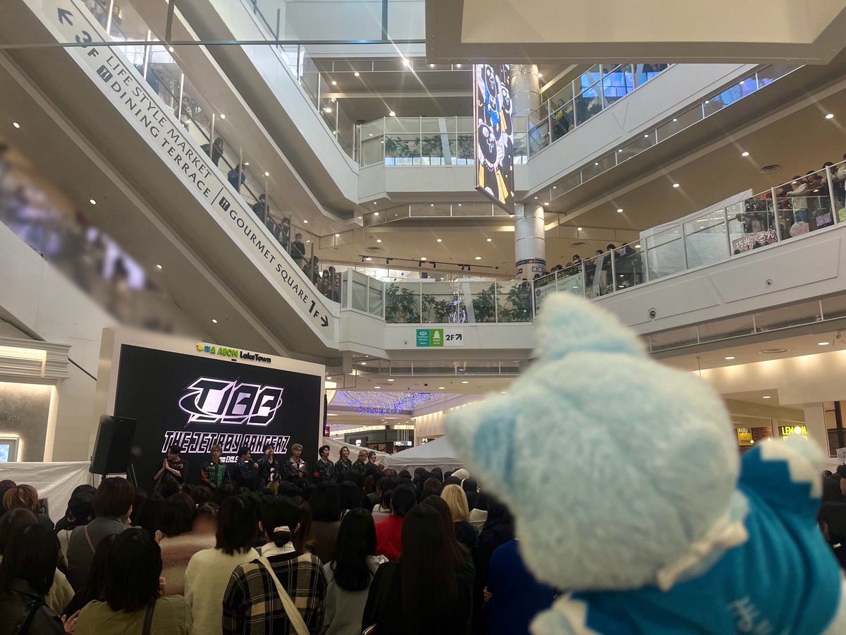 tjbb_'s tweet image. #JETENGINE 
@イオンレイクタウンkaze(埼玉県)
ありがとうございました✨

(#ミブロウくん も
参戦してくれました🐺☺️)

明日は、あべのキューズモール(大阪府)で
13:00〜パフォーマンス❤️‍🔥
今作最後の #JETENGINE となります💫
一緒に盛り上がっていきましょう🖤⚡️

明日も #TJBB #ミブロウくん との…