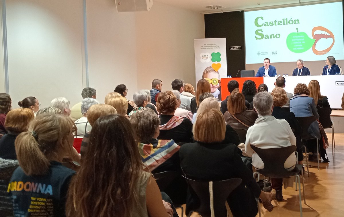 noticies_d's tweet image. 🎙Alberto Vidal (regidor de comerç i familia en l'@AjuntCastello) ha participat hui dissabte 23 de novembre en la 1° trobada profesional i familiar de menjar saludable. La jornada esta celebrant-se en el Menador
#jornada #CastellóSa #menjarsaludable @AjuntCastello #noticies