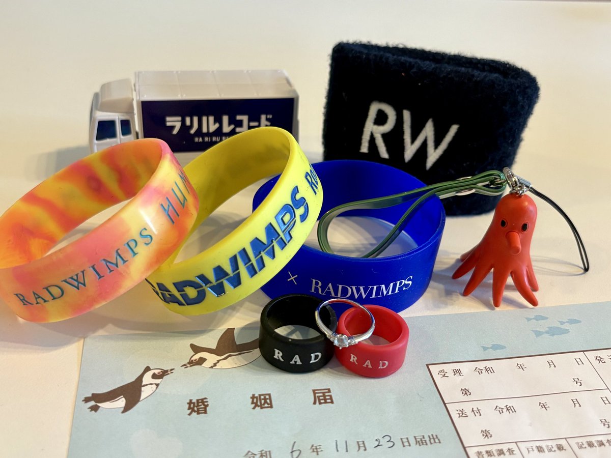 25rw_hrrn's tweet photo. RADWIMPSメジャーデビュー19周年の日11/23に入籍しました🕊️💍

これからも変わらず2人でRADWIMPS追いかけます🫶🫶

家にいるペンギンたちがお祝いしてくれました🐧笑

これからもよろしくお願いします💕💕

#radwimps 
#RADWIMPS19周年 
@YojiNoda1 https://t.co/lFBpwG00z9