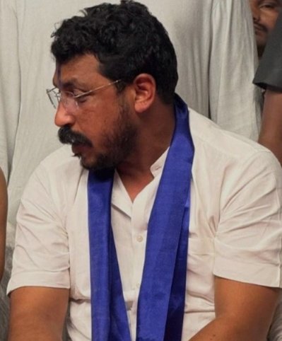 epanchjanya's tweet photo. एजाज खान के इंस्टाग्राम पर फॉलोअर्स 56 लाख, 

लेकिन चुनाव में वोट 150 भी नहीं मिले!

महाराष्ट्र की वर्सोवा विधानसभा सीट से फिल्म अभिनेता एजाज खान ने चुनाव लड़ा।

चंद्रशेखर आजाद की पार्टी आजाद समाज पार्टी ने उन्हें प्रत्याशी बनाया था।

एजाज के इंस्टाग्राम पर 5.6 मिलियन फॉलोअर्स हैं लेकिन अब तक हुई काउंटिंग के अनुसार इस सीट पर एजाज को 150 वोट भी नहीं मिल सके हैं।

एजाज खान ने मई 2024 में हुए लोकसभा चुनाव में भी उत्तर मध्य मुंबई सीट से निर्दलीय चुनाव लड़ा था, इस चुनाव में उनकी हार हुई थी।