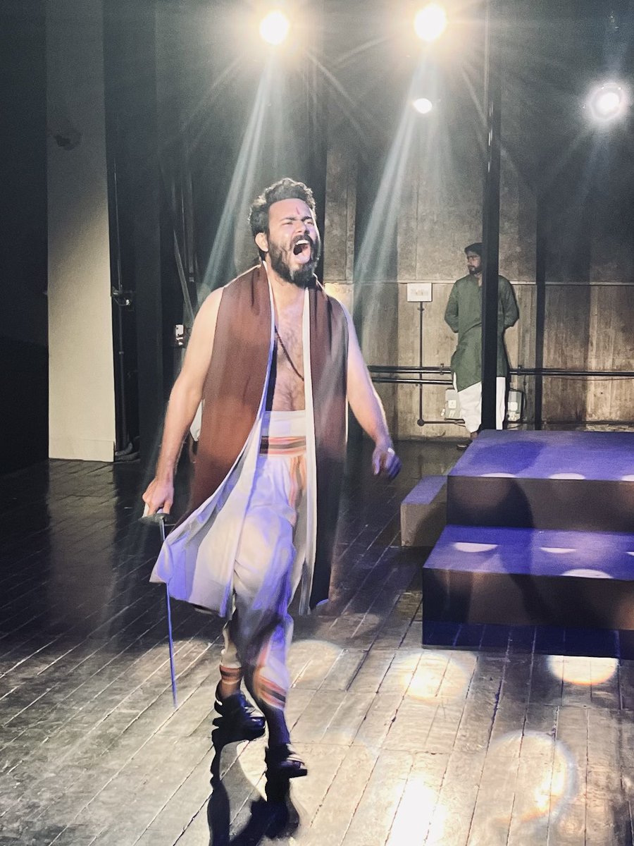 _ashusingh_'s tweet image. “The shadows of Dharma and despair linger heavy. A glimpse from the wings, embodying the timeless tragedy of Andha Yug by Dharamveer Bharti.”

Director- Arvind Gaur Sir 🙏🏻

Asmita Theatre Group 🎭