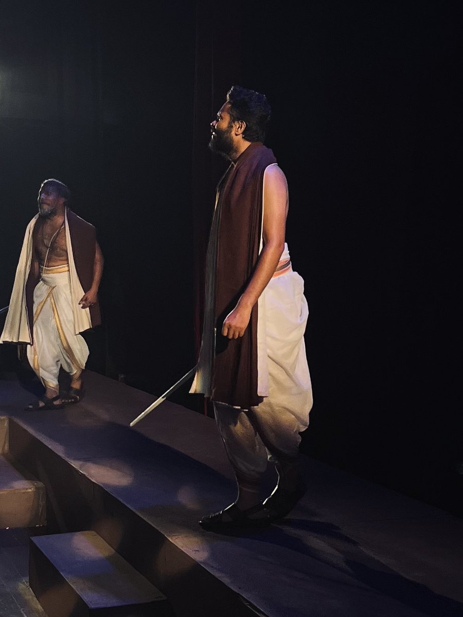 _ashusingh_'s tweet image. “The shadows of Dharma and despair linger heavy. A glimpse from the wings, embodying the timeless tragedy of Andha Yug by Dharamveer Bharti.”

Director- Arvind Gaur Sir 🙏🏻

Asmita Theatre Group 🎭