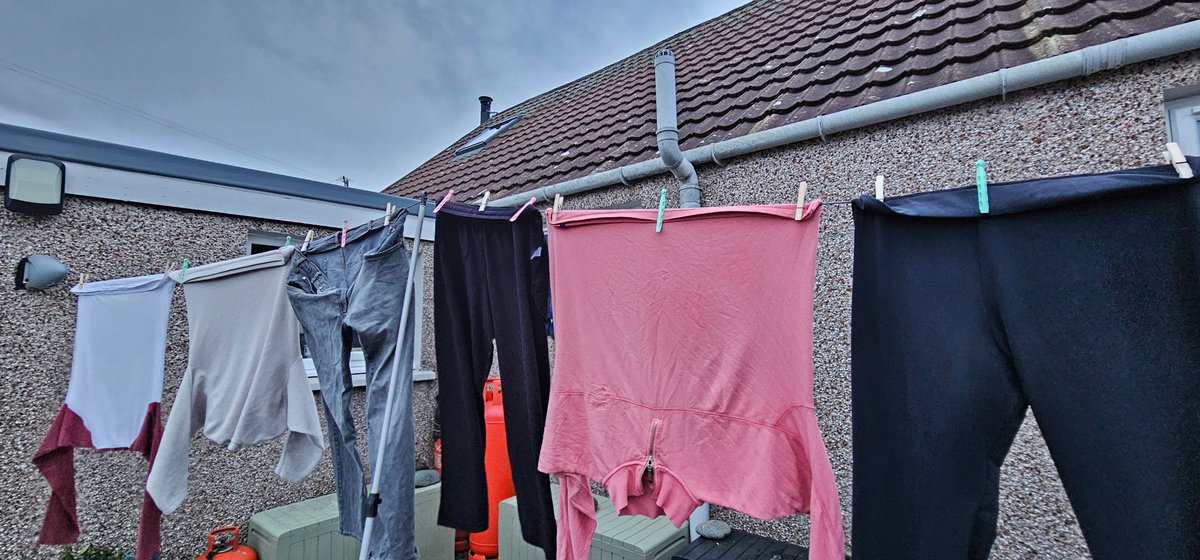nicillemhoire's tweet photo. @EilidhCarr I've just taken in the washing that's been out on the line since 0630. Just over 40 miles North of Berneray, as the crow flies.
#StormBert
#GoodDryingDay
#Crossbost
#IsleofLewis https://t.co/OVKTCDiIH5