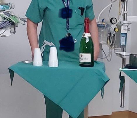 Stellt euch vor, eure liebsten Angehörigen benötigen eine wichtige Operation und das ärztliche oder pflegerische Personal riecht nach Alkohol. Vertrauenserweckend?

Wir haben ein massives Alkoholproblem in deutschen Krankenhäusern. 

Und ich werde immer darauf aufmerksam machen!