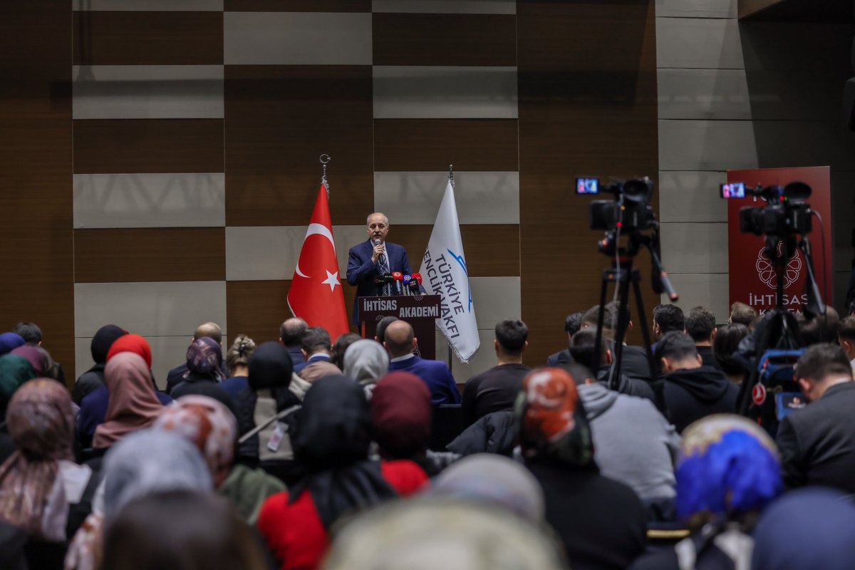 NumanKurtulmus's tweet photo. Türkiye Gençlik Vakfı (TÜGVA) tarafından düzenlenen İhtisas Akademi Lansmanı'nda gençlerimizle bir araya geldik.

Türkiye’nin ve dünyanın meseleleriyle yakından ilgilenen, olaylara aynı perspektifle bakan, aynı yolda yürüyen, ülkemizi hedeflerine ulaştırmak için gayretle mücadele eden gençlerimizin yetişmesinde TÜGVA İhtisas Akademisinin büyük katkısı olduğunu biliyoruz.

Akademiye katılan tüm gençlerimize, ülkemizi azimle ileriye taşıma mücadelesinde başarılar diliyor, bu kıymetli çalışmada emeği geçenleri tebrik ediyorum.