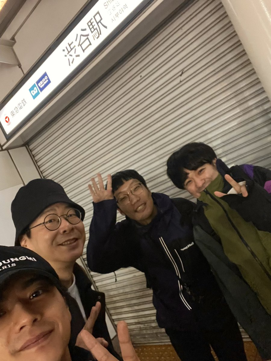 渋谷のカラオケで深夜練した時の写真。
あぁシャッター閉まっちゃったね〜って時。2時くらいだった
コントライブはそうやって作りました。

そんなコントライブの配信ご購入は明日18時までです！！
周りの人におすすめしてくれたら嬉しいよ〜

勝利